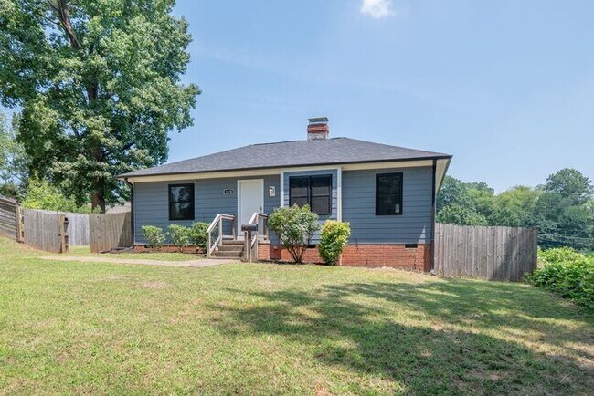 Building Photo - Charming Renovated 2BR Home in Revolution Park – Minutes from Uptown Charlotte!