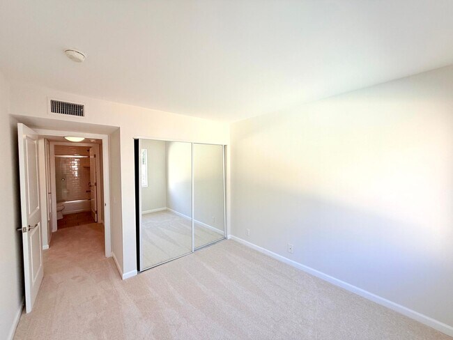 Building Photo - Fantastic Spacious 2 bed 2 bath condo in prime Sherman Oaks - Studio City with Pool and Gym!