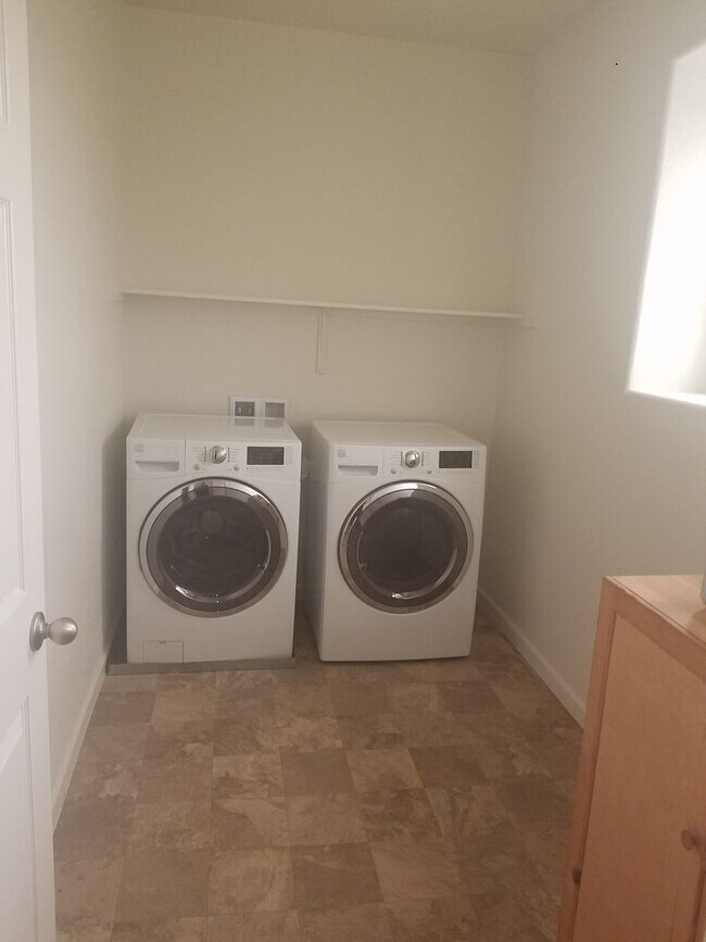 Building Photo - Beautiful, Large 4 BR/2.5 Bath Home,  Lots of light!  Great Neighborhood!