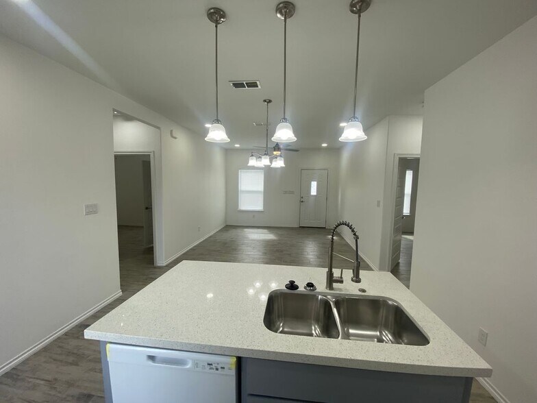 Building Photo - 2914 Maria Dr