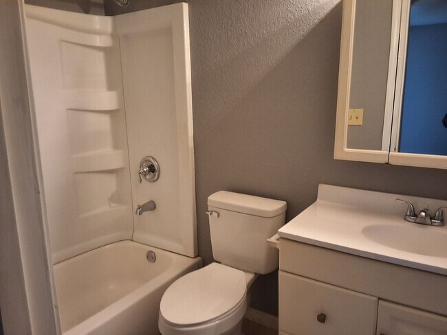 Building Photo - Cozy & Comfy 2 Bed, 1 Bath 365-12 Elmwood Dr