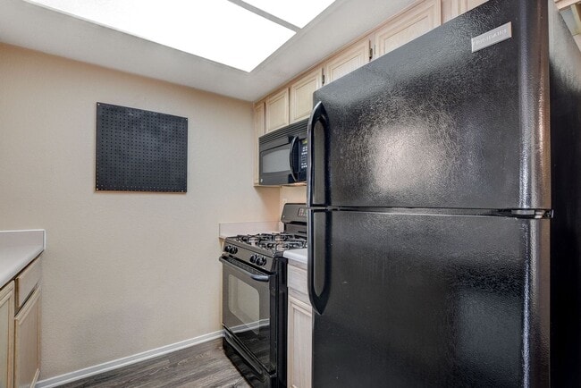 Building Photo - Charming 1 Bedroom / 1 Bathroom Condo in Gated Community!