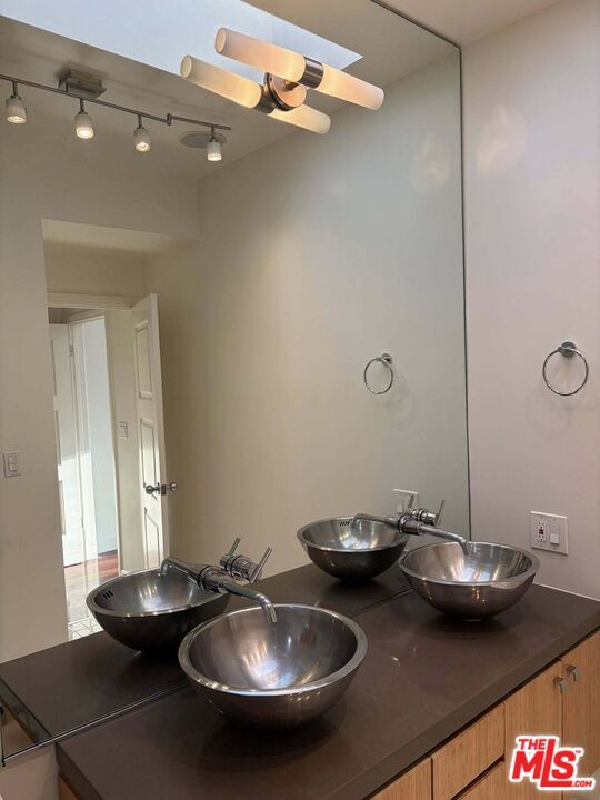 Building Photo - 832 N Las Palmas Ave