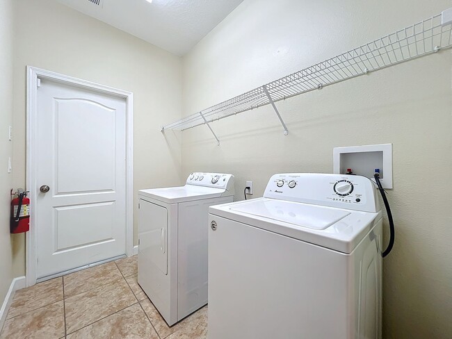 Building Photo - 6 BEDROOM 3 BATHROOM TWO STORY HOME ON IND...