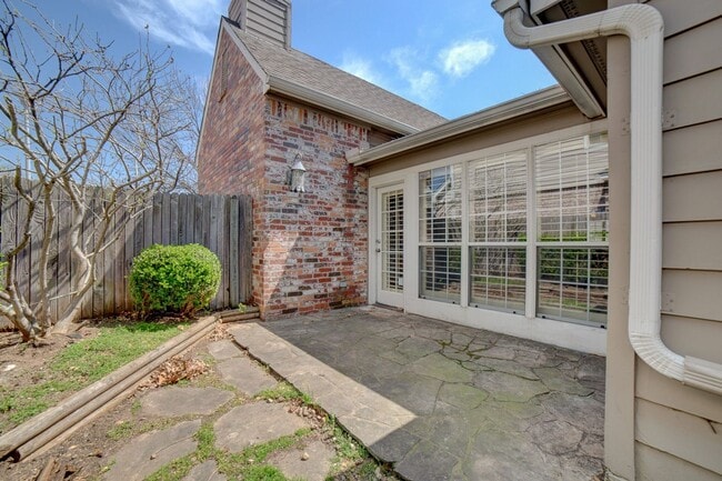 Building Photo - South Tulsa Gem! Large 3/2 Rental Home