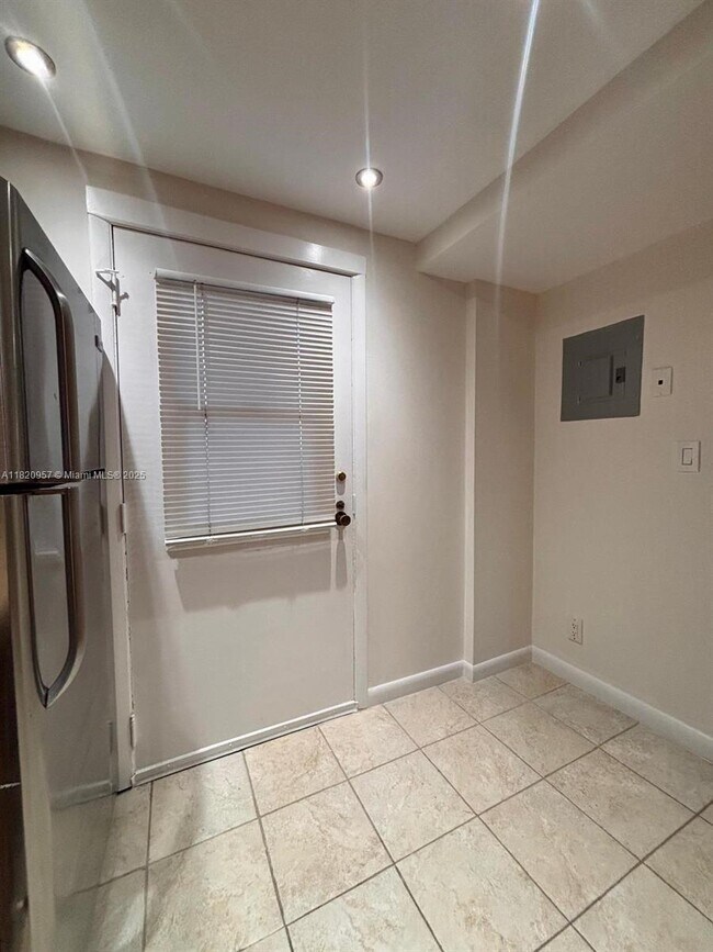 Building Photo - 3101 N Country Club Dr