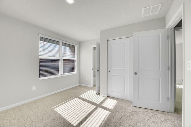 Building Photo - 5758 SE Edgewater Cir