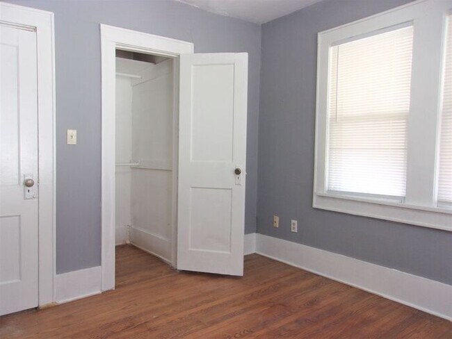 Building Photo - 1 BED 1 BATH 1 CAR DETACHED GARAGE CRESTWO...