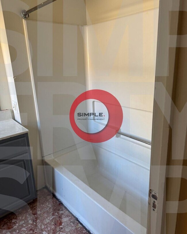 Building Photo - Great Location