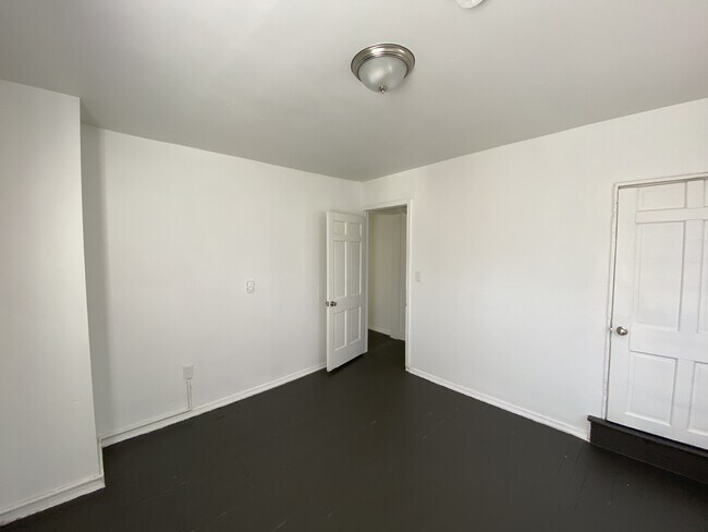 Building Photo - 714 W Clarke Ave