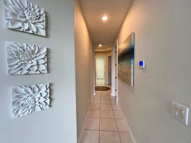 Building Photo - GORGEOUS SINGLE FAMILY HOME - PROPERTY  FU...