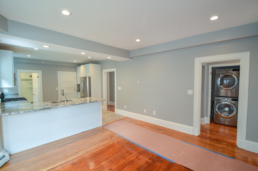 Building Photo - 65 Mapleton St