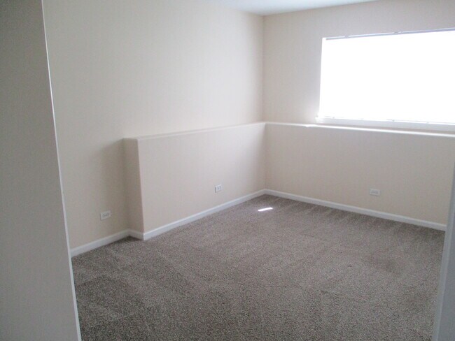 Building Photo - 656 S Rosehall Ln