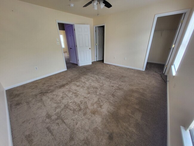 Building Photo - Beautiful modern 3bed/2.5ba townhouse!