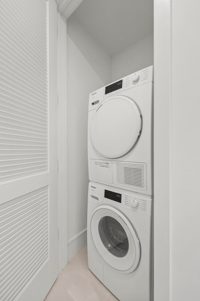 Building Photo - 220 Lake Shore Dr