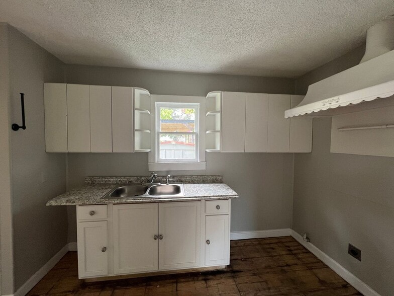 Building Photo - 335 Henry St