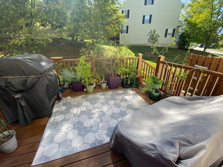 Building Photo - 805 Rosehill Dr