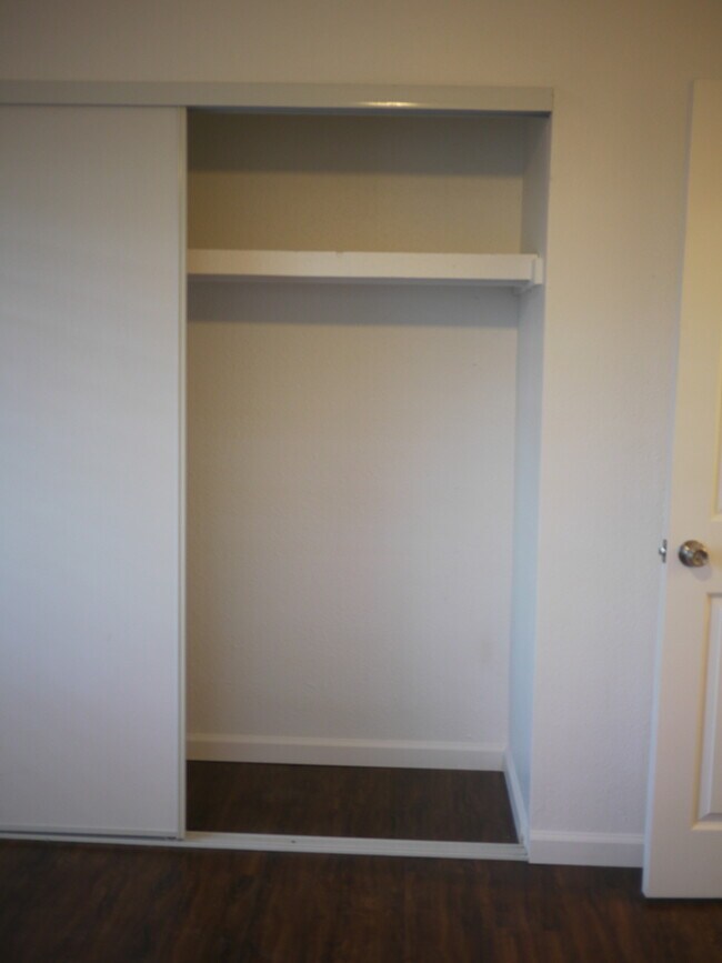 Building Photo - Charming 2-Bed, 1.5-Bath Home with 2-Car Garage in Hesperia, CA!