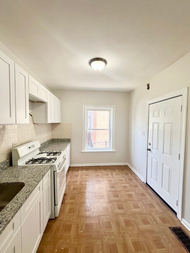 Building Photo - 4958 W Dickens Ave