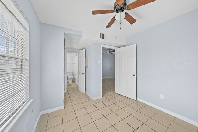 Building Photo - 904 Beverly Ave