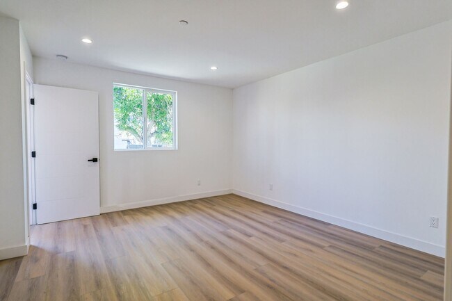 Building Photo - 2419 Carmona Ave