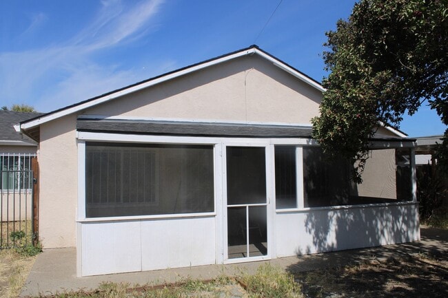 Building Photo - 135 Poinsettia Ave