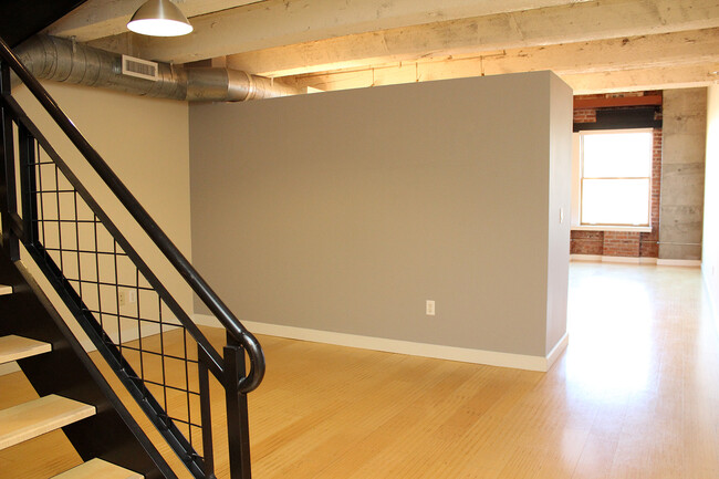 Building Photo - 1265 Sq Ft Dazzling Urban Chown Pella Loft...