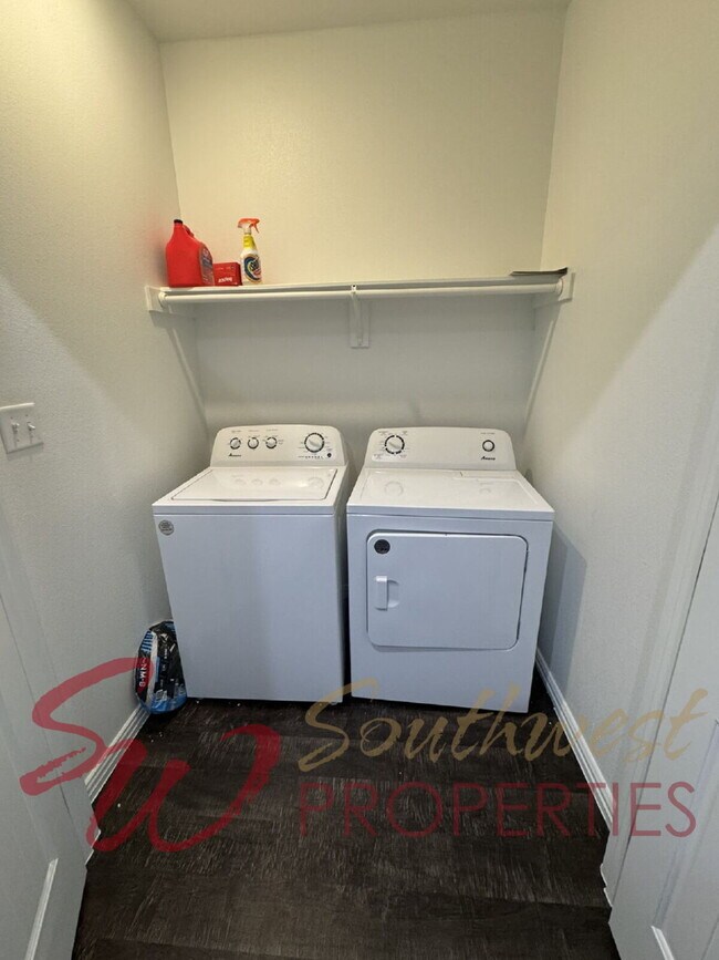 Building Photo - Modern 3 Bed / 3 Bath Duplex Near Campus – Lawncare Included!