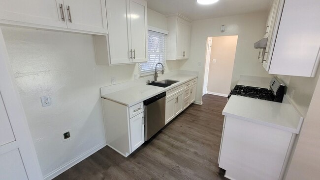 Building Photo - 3 Bed 2 Bath House Right Next To Disneyland! Available Now!