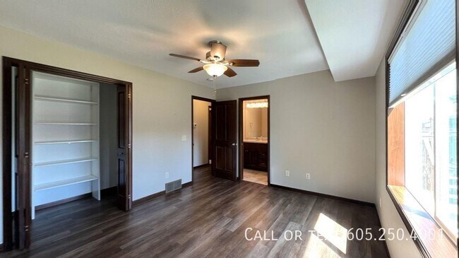 Building Photo - Spacious 4 Bedroom 3 Bathroom home with Va...