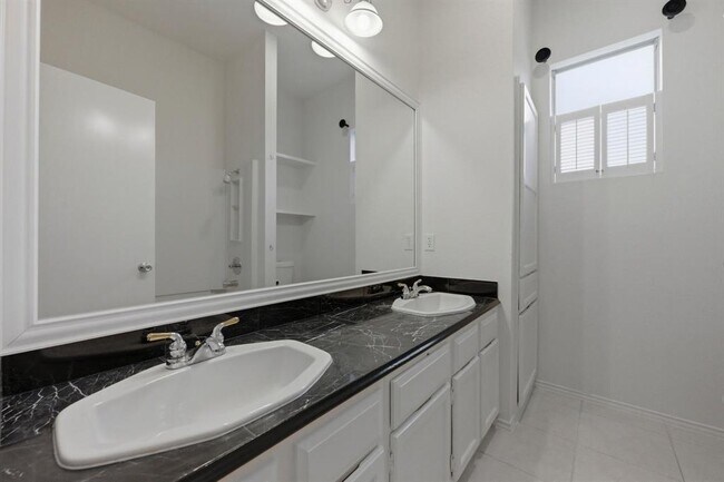 Building Photo - 9312 Roxanna Dr