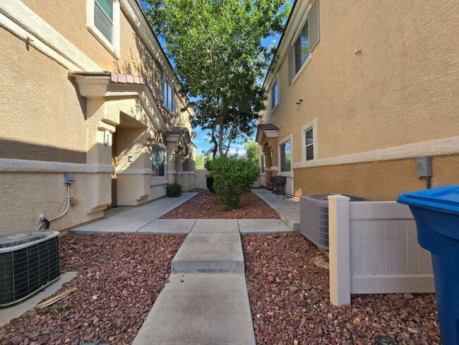 Building Photo - Gated Community Townhome 2 bedroom, 2 bathroom, 1 car garage