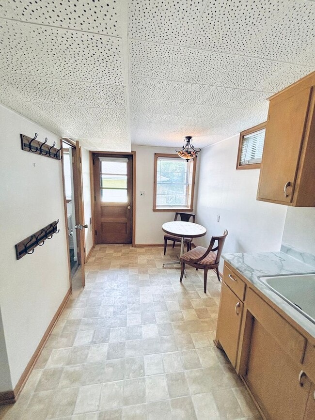 Building Photo - Quaint 1bed 1bath Lower Level Unit, With P...