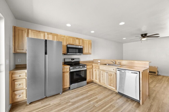 Building Photo - Newer Duplex for Rent Between Twin Bridges and Sheridan!