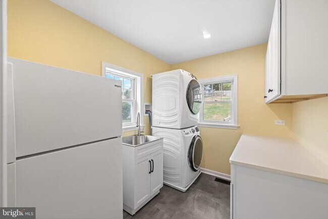 Building Photo - 3 Buttonwood Ave