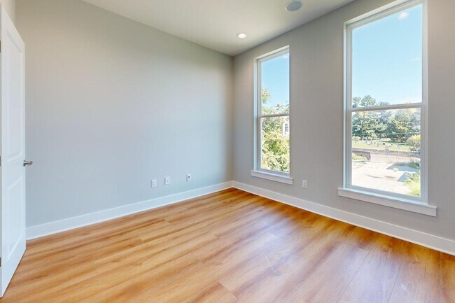 Building Photo - 511 N Paxon St