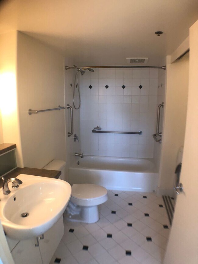 Building Photo - 1 bed, 1 bath, 1 parking with a lanai, loc...