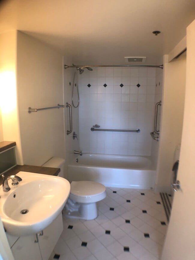 Building Photo - 1 bed, 1 bath, 1 parking with a lanai, located in One Archer Lane!