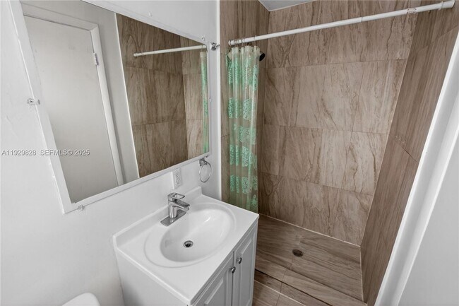 Building Photo - 993 Bay Dr