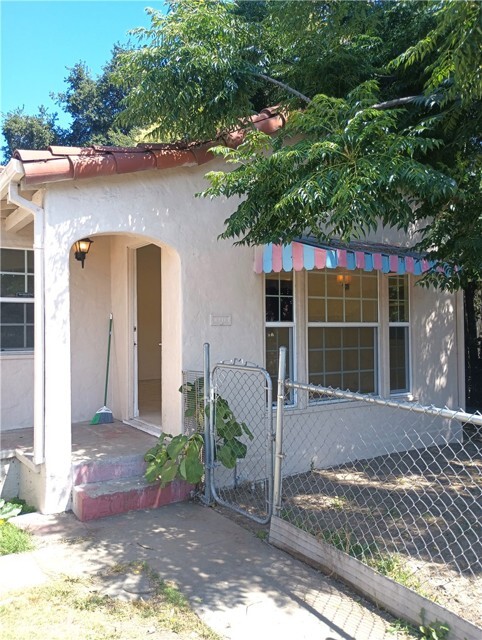 Building Photo - 1580 N Orange Grove Ave