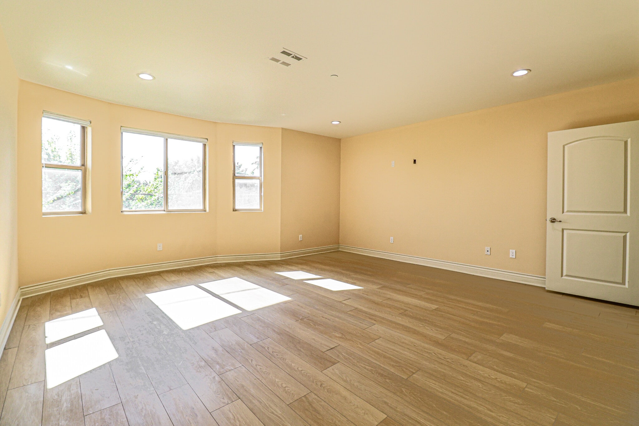 Building Photo - 3674 W Imperial Hwy