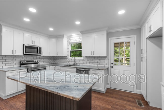 Building Photo - 876 Childress Hollow Rd