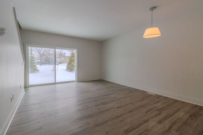 Building Photo - 1502 Simsbury St