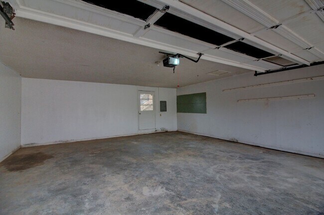 Building Photo - Charming 4 Bedroom Home!