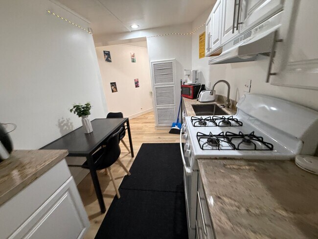 Building Photo - Affordable Private Guy Room in Avenues/University Area - Main Floor