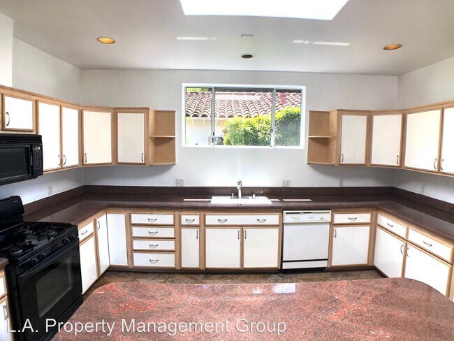 Building Photo - 1890-1896 Silver Lake Blvd