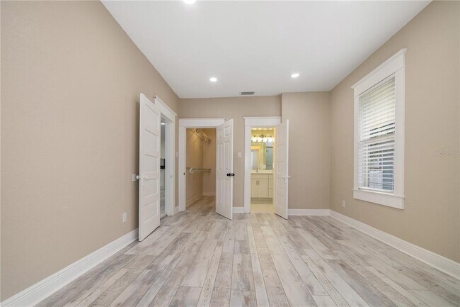 Building Photo - 409 S Willow Ave
