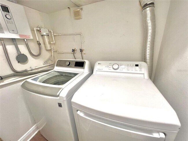 Building Photo - 9105 Tudor Dr