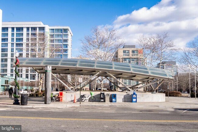 Building Photo - 302 N St SW