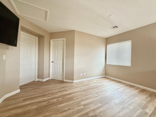 Building Photo - Spacious Living, Granite Counters, Great Location!